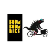 Bicicletta con rimorchio e cassa acustica, accanto alla scritta Boom Boom Bike